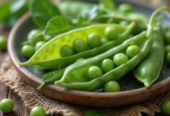 Bizele me bishtajë të freskëta, kokrrat duken përmes lëkurës, sfond rustik