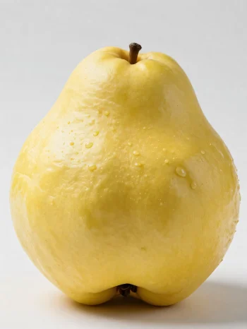 Ftonj të plotë dhe të prerë në feta mbi sipërfaqe druri, me gjethe jeshile