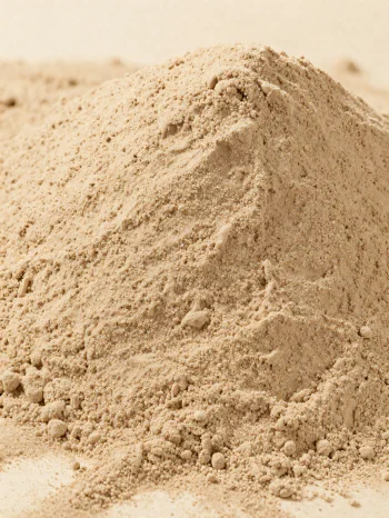 Miell gështenje ngjyrë kafe e çelët në tas rustik, shpërndarë mbi sipërfaqe druri