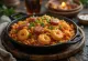 Jambalaya e shërbyer me sallam dhe karkaleca