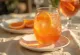 Koktej Aperol me Portokall i servirur me fetë portokalli dhe akull