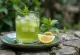 Çaj i gjelbër i ftohtë i servirur me limon dhe mente
