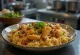Kabsa e shërbyer me bajame dhe rrush të thatë