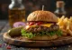 Burger pikant me salsiçe i servirur