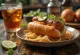 Hot Dog me Recetë Sekrete i servirur