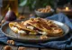 Piadina me maskarpone, reçel fiku dhe arra e servirur