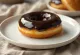 Donat vegan i servirur me mbulesë çokollate
