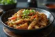 Krokodil stir-fry i shërbyer me oriz dhe perime.