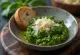 Pesto kremoze spinaqi me borzilok të freskët dhe stika pishe
