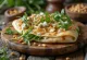 Piadina me stika pishë të pjekura dhe djathë feta e servirur