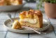 Torta me gjizë, mollë dhe kanellë e zbukuruar me mollë dhe kanellë