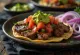 Tako Carne Asada me mish viçi të pjekur në skarë, koriandër dhe guacamole