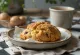 Scone me tërshërë dhe kafe e shërbyer