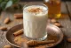 Milkshake me mjaltë dhe mandula në gotë