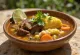 Caldo de res e servirur në pjatë të thellë