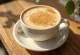 Latte me mjaltë dhe vanilje në filxhan