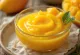 Salcë mango dhe xhinxher ëmbël-thartë e servirur