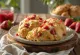 Scone me luleshtrydhe dhe borzilok e servirur