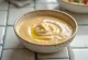 Salcë tahini me mjaltë dhe xhinxher e shërbyer