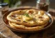 Bukë naan me kanellë dhe kardamom e servirur