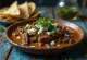 Barbacoa mish meksikan i gatuar ngadalë i shërbyer në tortilla