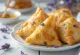 Samosa me livando dhe mjaltë e shërbyer