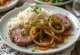 Bistec Encebollado biftek me qepë amerikano-latin i shërbyer