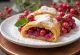 Strudel me ribizla i servirur në pjatë