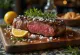 Bistecca alla Fiorentina e shërbyer me perime të zgarës