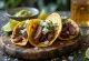 Taco carne asada e servirur me limon dhe koriandër