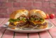 Hamburger i mbushur i freskët me djathë cheddar dhe kërpudha