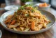Yakisoba me pulë dhe perime krokante