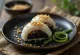 Omusubi me kërpudha miso, toptha orizi japonez me salcë kërpudhash miso dhe susam