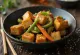 Tofu i skuqur i shërbyer me perime, speca shumëngjyrësh dhe fara susami