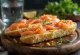 Focaccia me salmon të tymosur dhe kopër e servirur