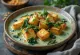 Tofu e skuqur në salcë spinaqi e servirur