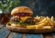 Burger me djathë të tymosur dhe salcë