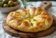 Focaccia me djathë të tymosur dhe hudhër e servirur