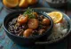Feijoada e servuar me oriz dhe feta portokalli