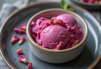 Akullore hibiskusi e servirur