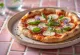 Pizza ai Fiori di Basilico me borzilok të freskët dhe lule borziloku