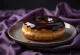 Size Doughnut e shërbyer me sheqer pluhur