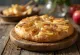 Focaccia me mollë dhe kanellë e shërbyer
