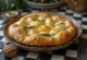 Focaccia me djathë dhie dhe mjaltë e shërbyer