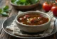 Salcë Adobo e shërbyer me pulë të pjekur në skarë dhe oriz