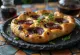 Focaccia me qepë të kuqe dhe uthull balsamike e shërbyer