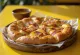 Focaccia me proshutë dhe qepë të kuqe e shërbyer