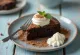 Torta me rum dhe kafe e zbukuruar me ashkla çokollate
