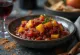 Chutney mangoje me verë të kuqe e servirur