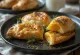 Empanada me patëllxhan dhe parmixhan e pjekur në ngjyrë të artë